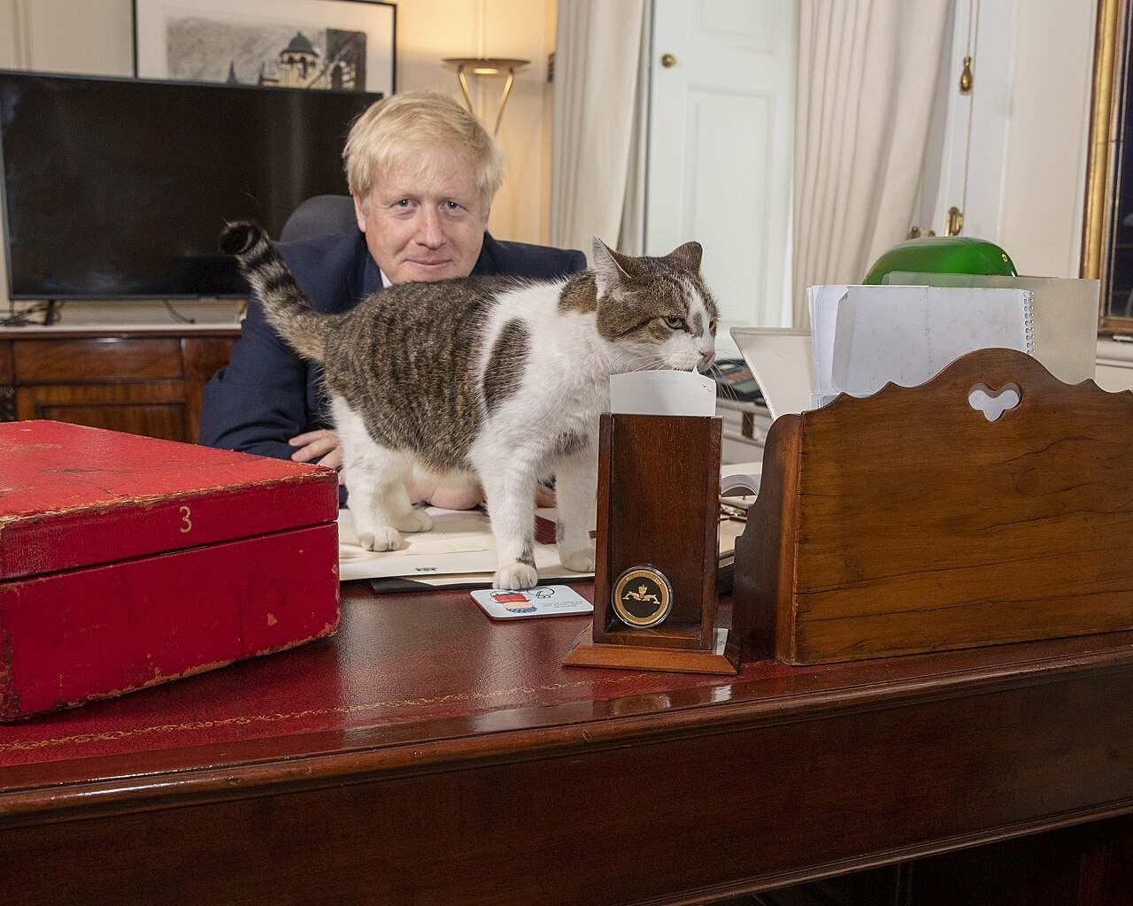 Larry a Boris Johnson. © Wikimedia.org