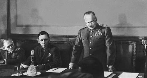 Maršal Žukov číta kapituláciu v Berlíne. © Wikimedia.org