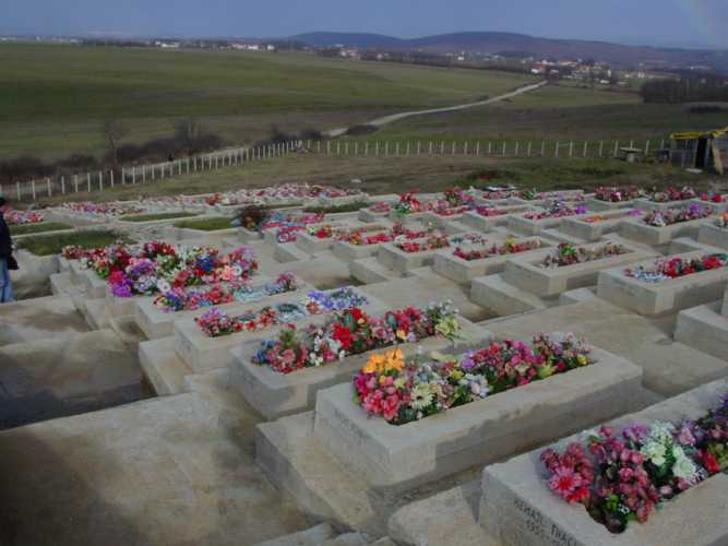 Hroby obetí vojny v Kosove v Prištine. © Wikimedia.org