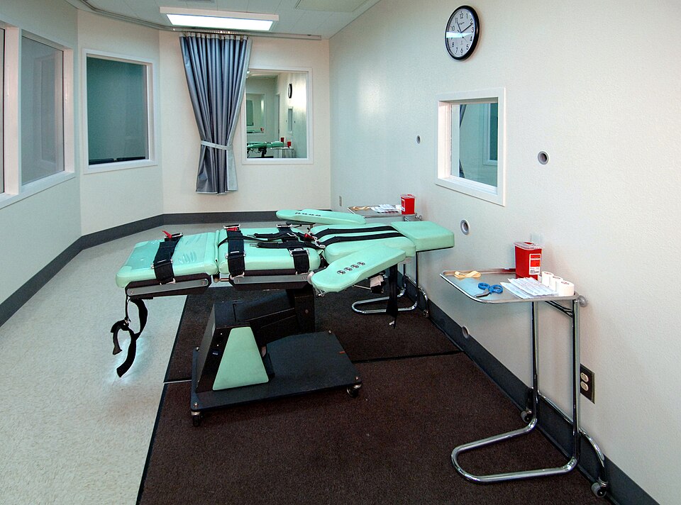 The execution chamber at San Quentin in California; however, it is not in use because California is one of six U.S. states with a moratorium on the death penalty. © Wikimedia.org