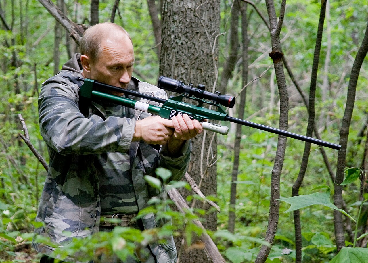 Putin číha s uspávacou puškou na Tigra ussurijského, 2008. © Wikimedia.org, CC BY 4.0
