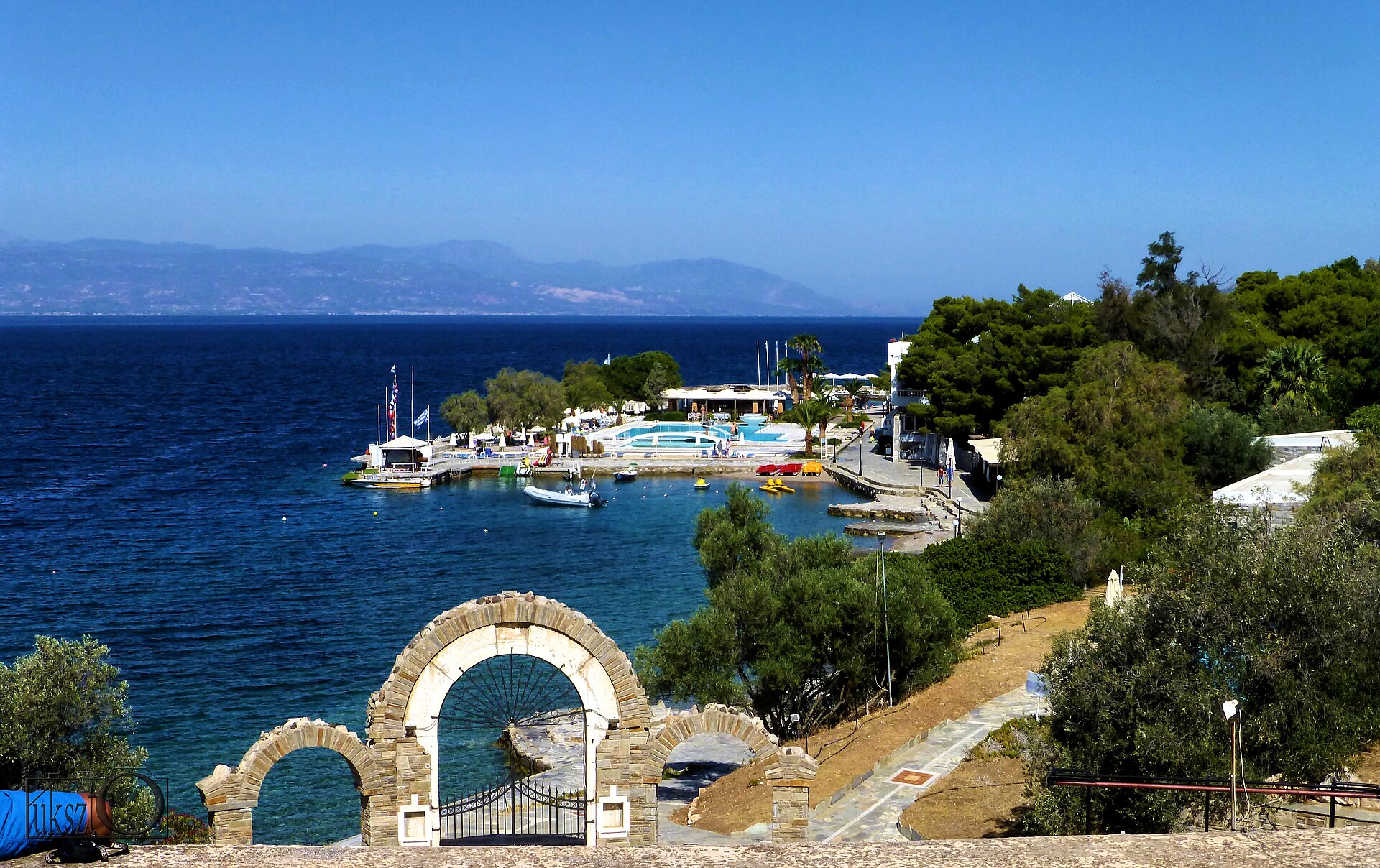 A typical vacation resort in Greece. © Wikimedia.org