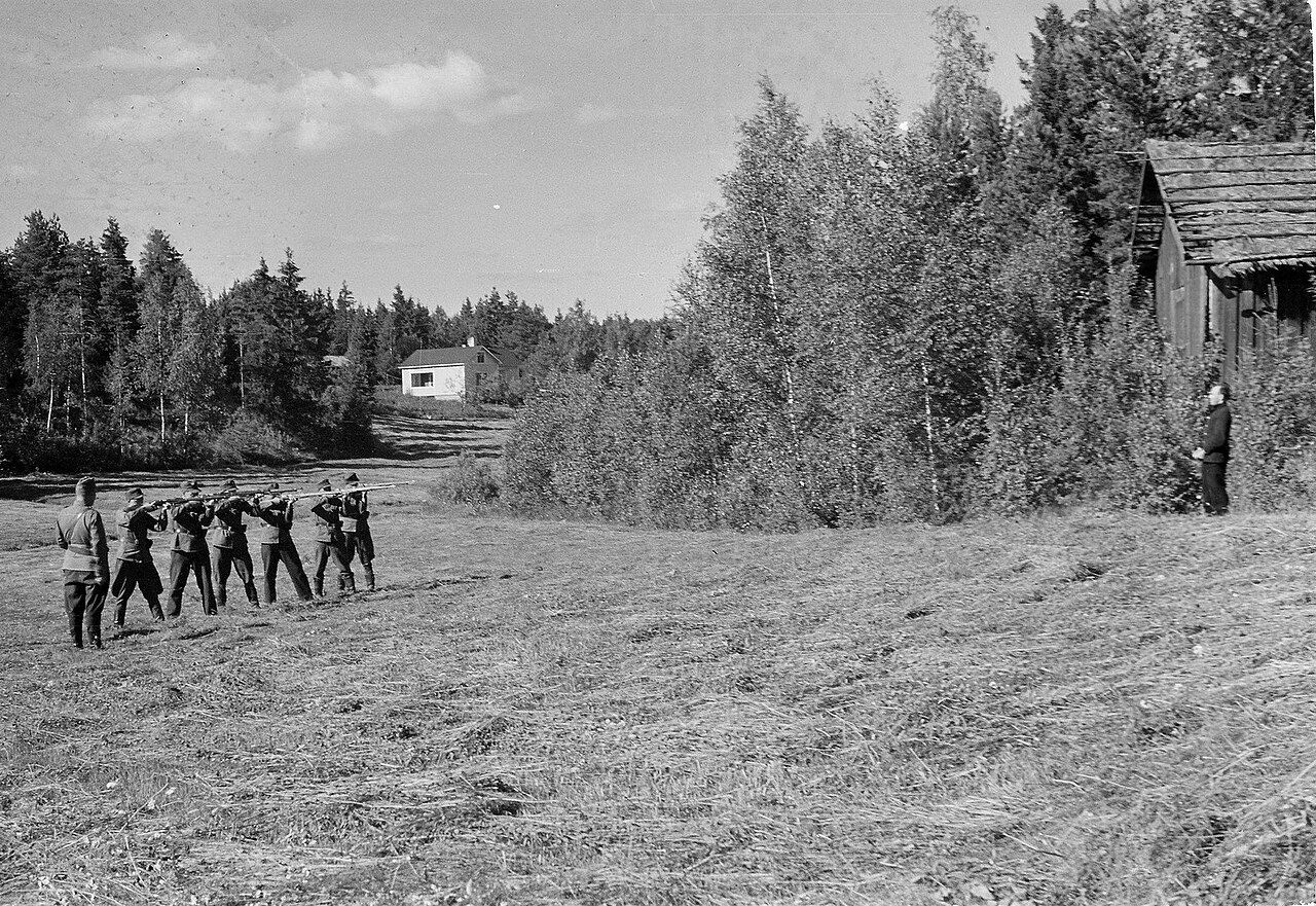 A firing squad is a traditional form of punishment in the armed forces; here, Finnish soldiers are executing a Soviet spy during World War II. © Wikimedia.org