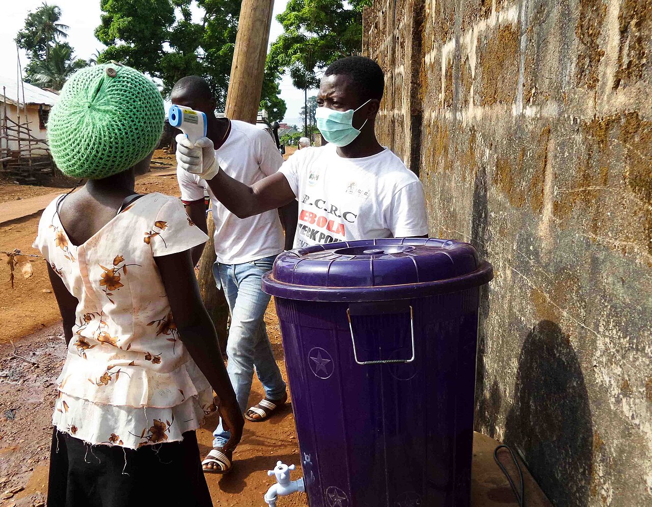 Ebola na vzostupe: meranie teploty obyvateľov Lakky (Sierra Leone) na cestných zátarasách, r. 2014. © Wikimedia.org, CC BY-SA 4.0