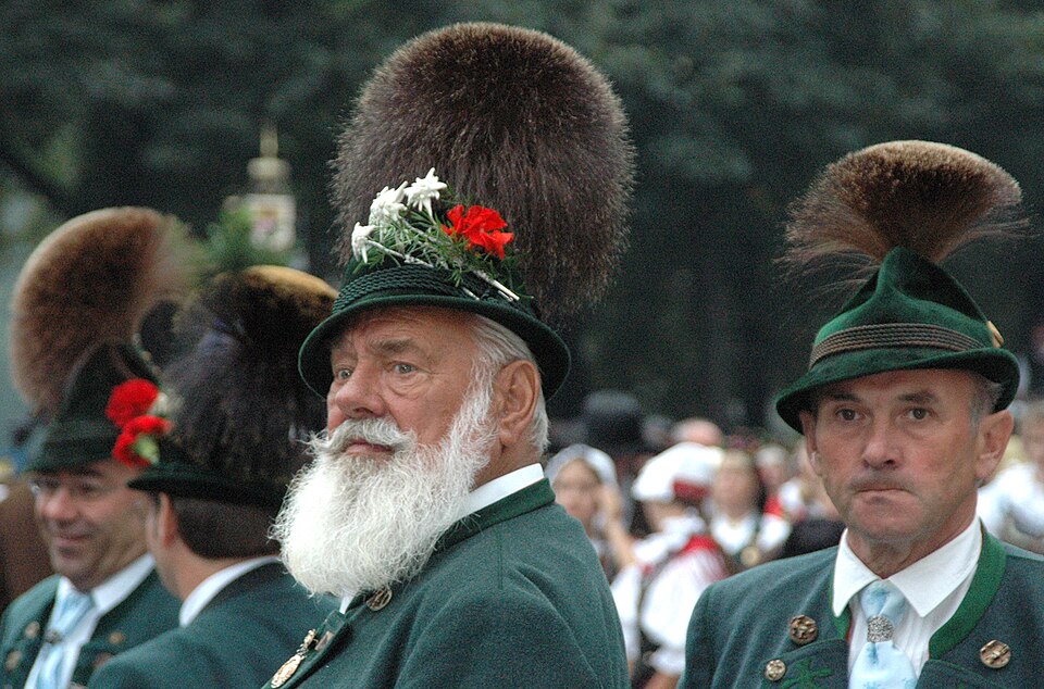 Tradičné chocholy z kamzíčej srsti. © Wikimedia.org