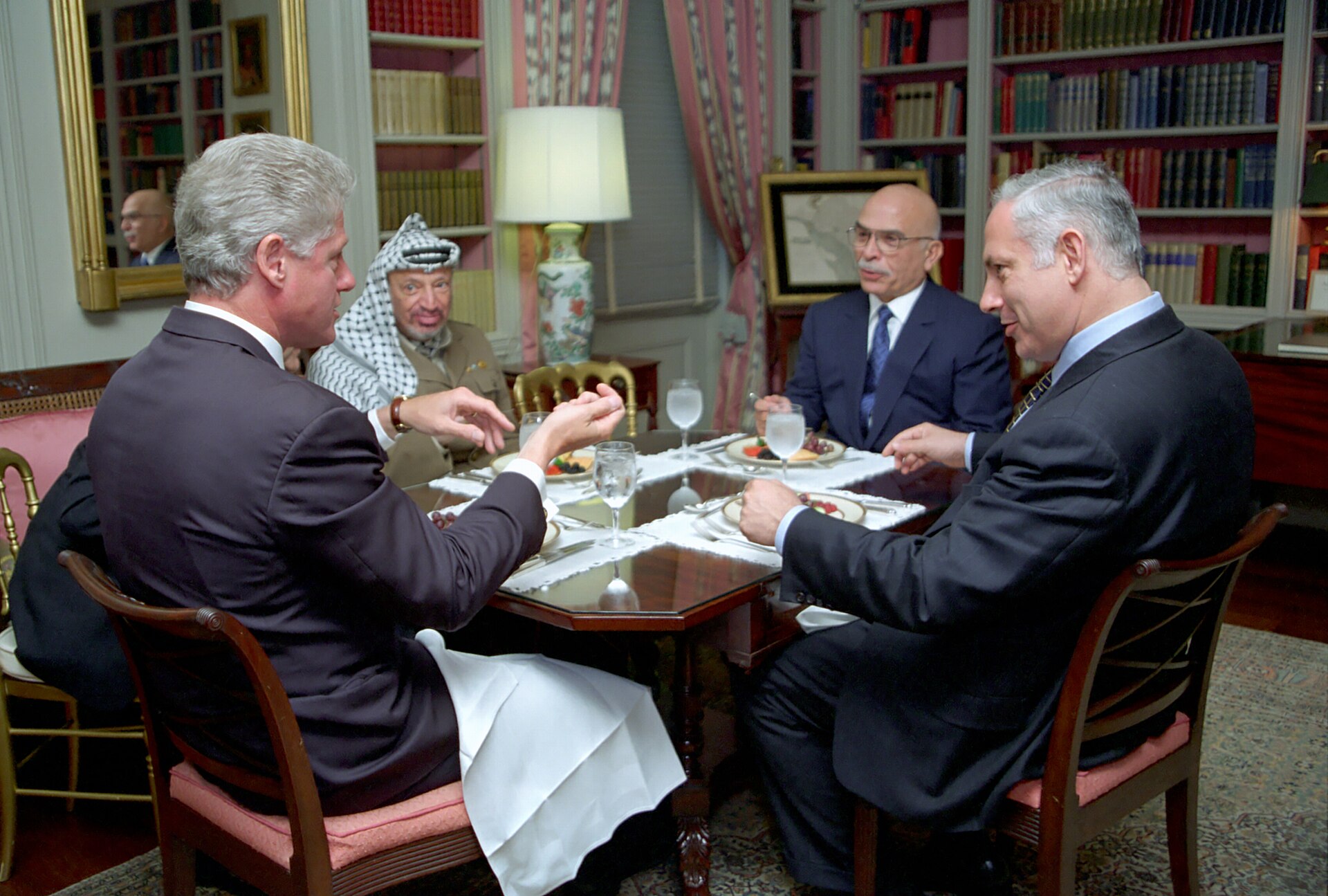Bill Clinton, Netanjahu, jordánsky kráľ Husajn a Yásir Arafat v októbri 1996. © Wikimedia.org